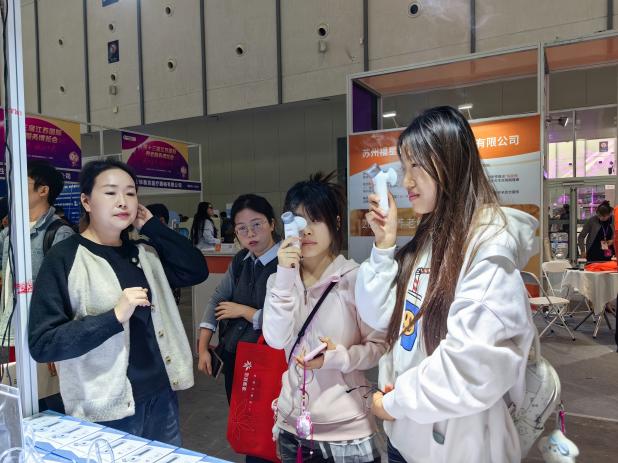 【奋力实现“十五五”良好开局】复旦大学老龄研究院院长彭希哲：科技赋能与观念革新引领养老新生态(图1)